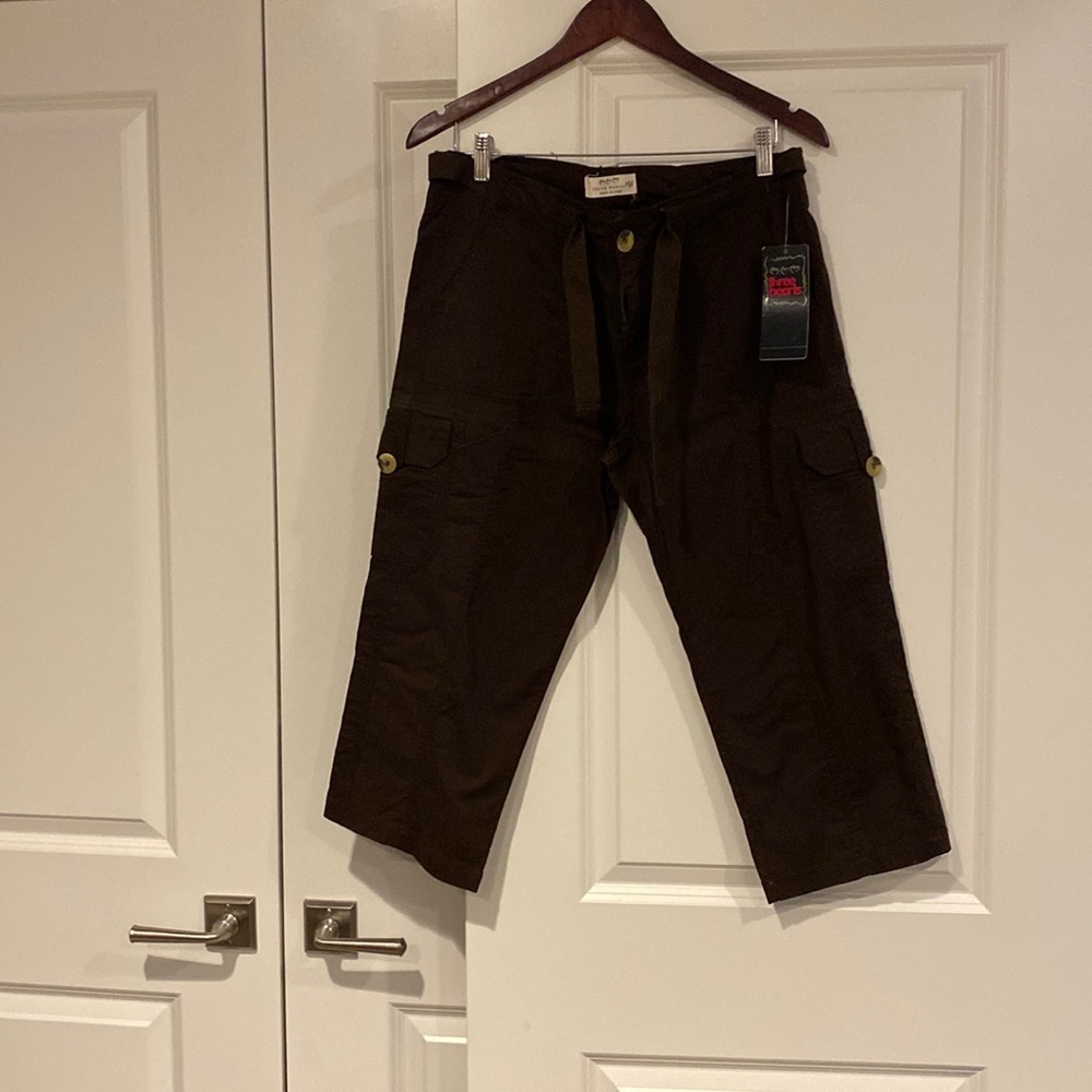 Brown capris